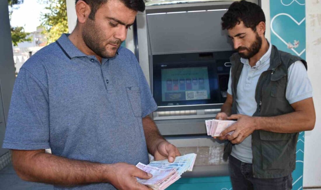 Şanlıurfa'nın Siverek ilçesinde, Hasan Gürez ve Halil Kılıç, bir ATM'de