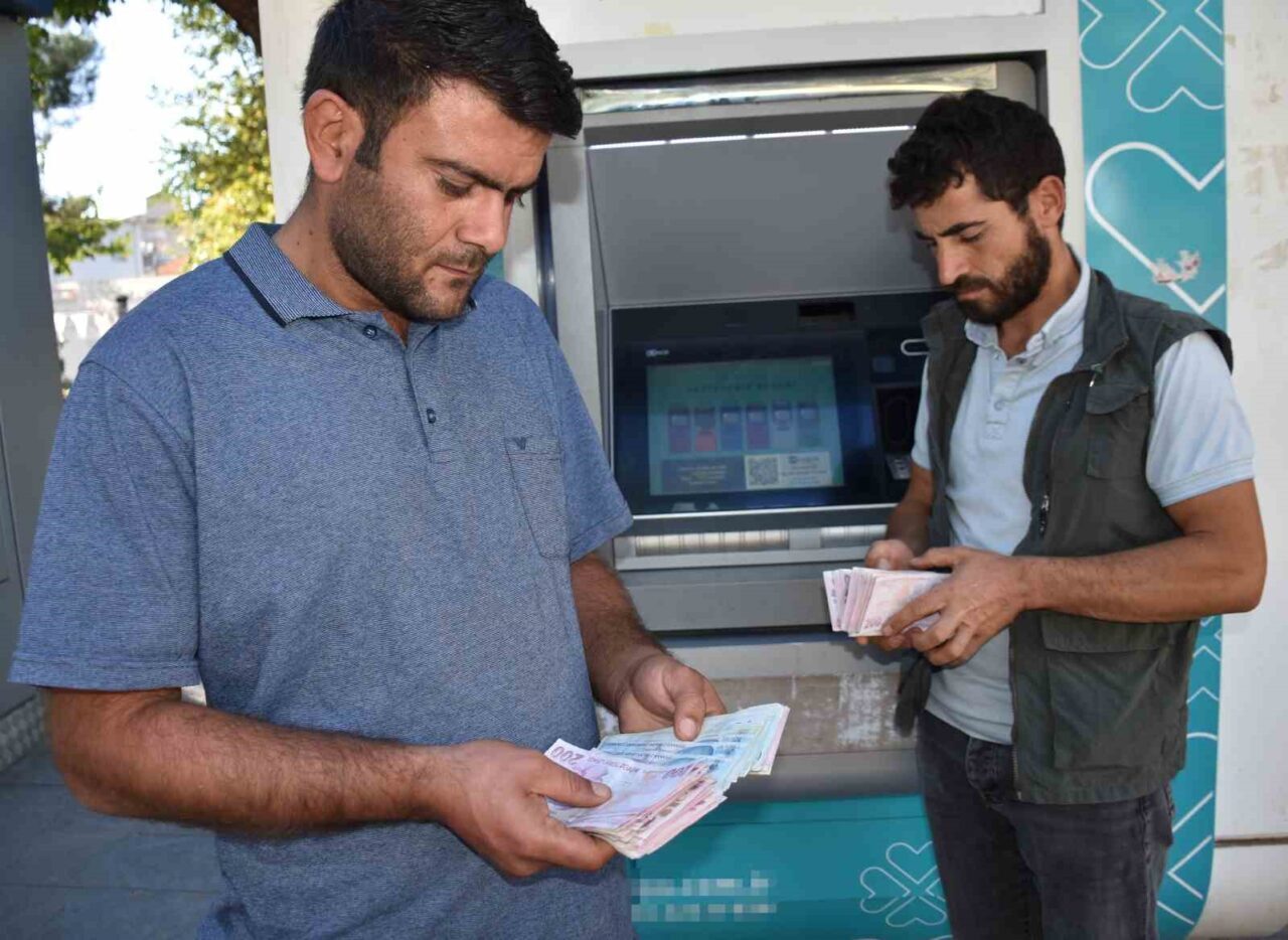 Siverek’te İki Genç, ATM’de Buldukları 37 Bin TL’yi Sahibine Ulaştırmak İçin Polisle İletişime Geçti