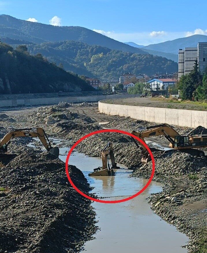 Sinop'un Ayancık ilçesinde dere ıslahı çalışmaları sırasında bir iş makinesi