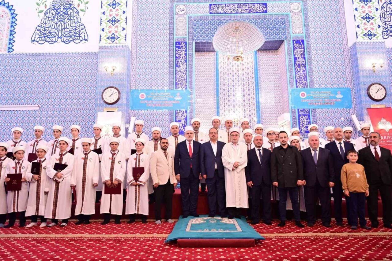 Aydın'daki Umurlu Bölge Yatılı Hafızlık Kur’an Kursu'nda hafızlıklarını tamamlayan 26