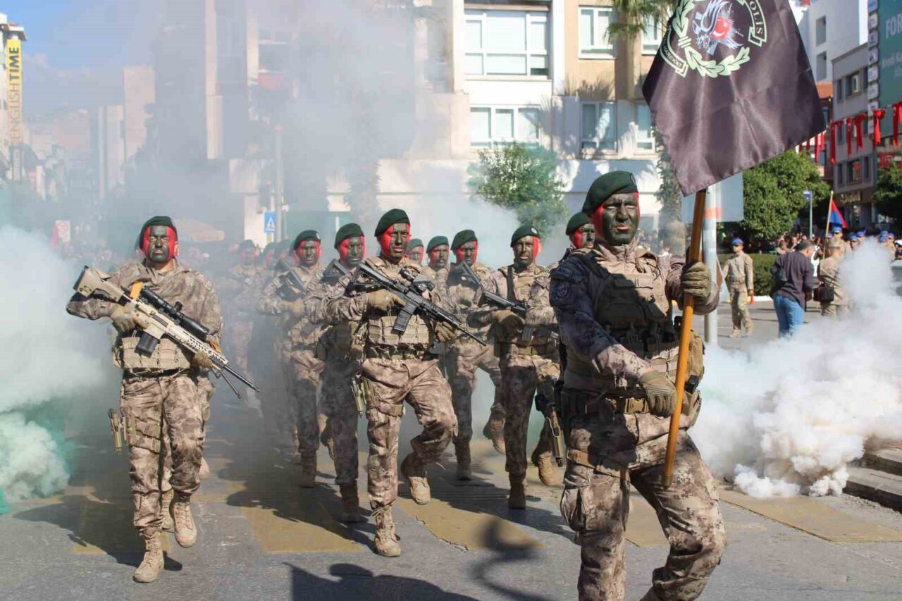 Aydın'da Cumhuriyetin 102. yılı İstasyon Meydanı'nda yapılan törenle coşkuyla kutlandı.