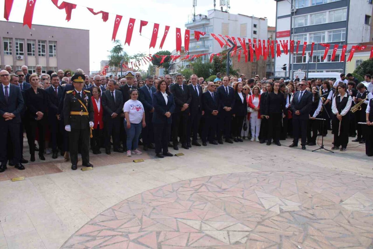 Aydın'da Cumhuriyet'in 102. yıl dönümü dolayısıyla düzenlenen çelenk sunma töreninde