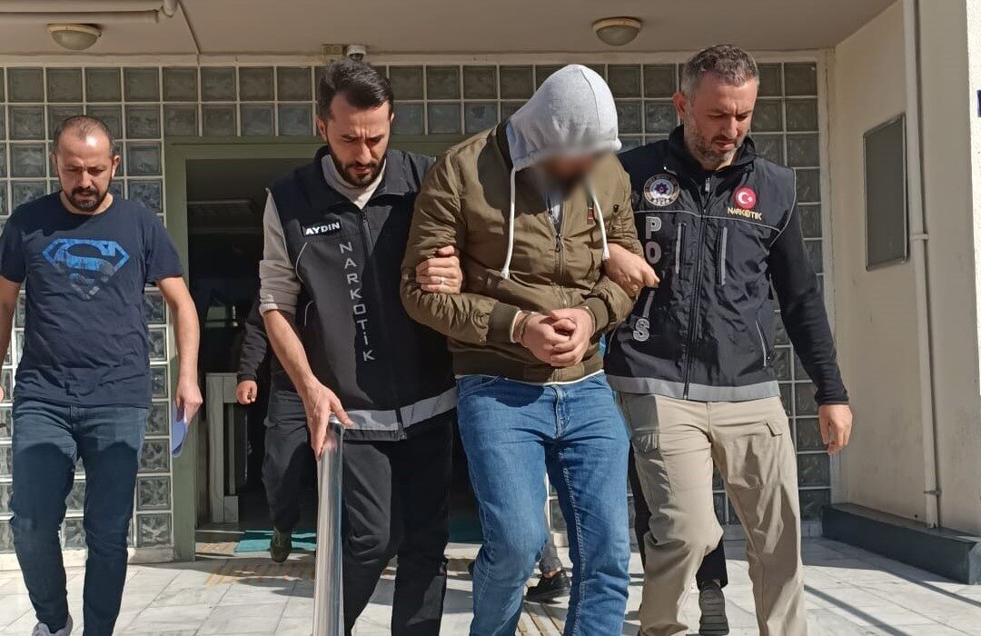 Aydın'ın Efeler ilçesindeki Osman Yozgatlı Mahallesi’nde, Narkotik Suçlarla Mücadele Şube