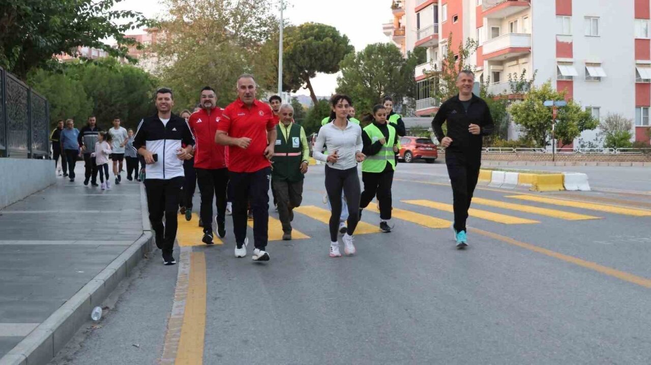Aydın'da Amatör Spor Haftası etkinlikleri çerçevesinde gerçekleştirilen halk koşusu, sporun