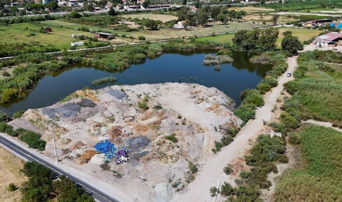 Aydın'ın Söke ilçesi Argavlı'daki sulak alanlar, dökülen molozlar ve çöplerle