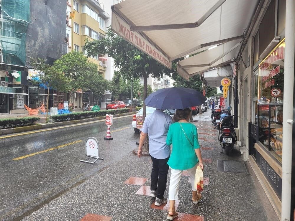 Meteoroloji, Aydın'ın batısında bu geceye kadar sürecek olan sağanak ve