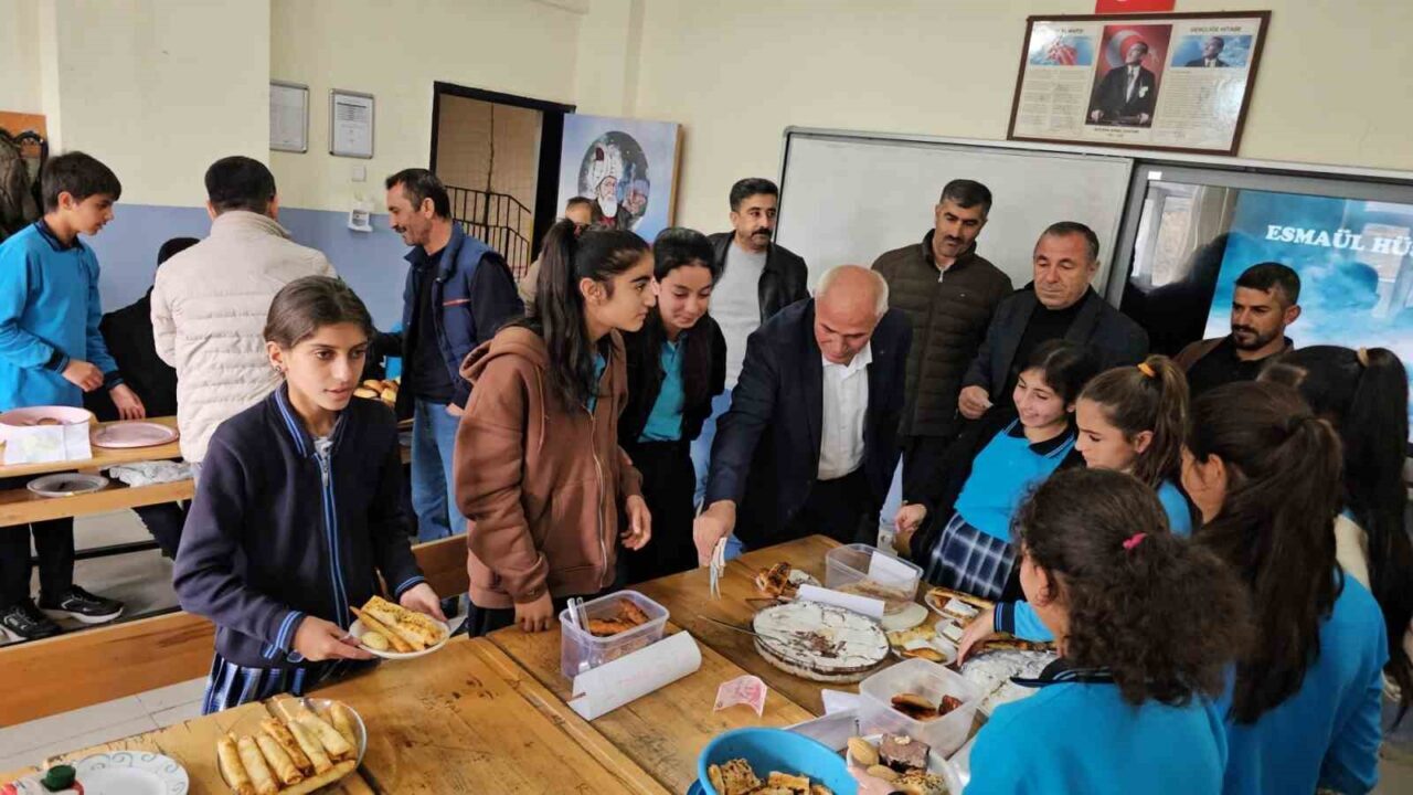 Bitlis'in Adilcevaz ilçesindeki Aydınlar Beldesi Ortaokulu, Gazze için yardım etkinliği