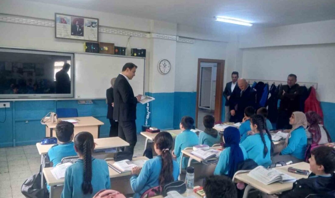 Aydıntepe Kaymakamı Ertuğrul Bayram, Şehit Erdal Eraslan İmam Hatip Ortaokulu’ndaki öğrencilere konuk oldu ve derslere katılarak onlarla bir araya geldi. Aydıntepe Kaymakamı Ertuğrul Bayram, Şehit Erdal Eraslan İmam Hatip Ortaokulu’nu