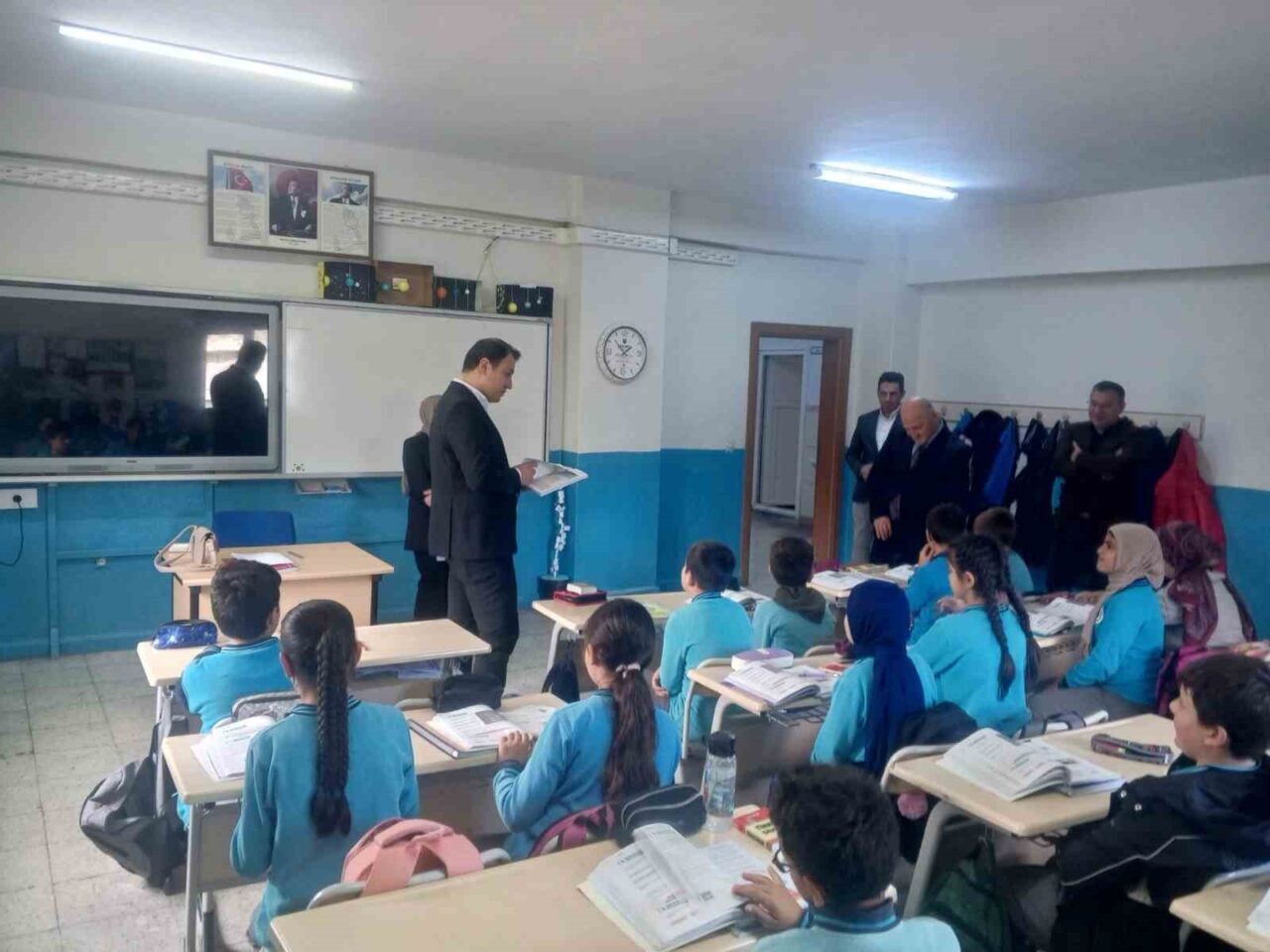 Aydıntepe Kaymakamı Ertuğrul Bayram, Şehit Erdal Eraslan İmam Hatip Ortaokulu’nu