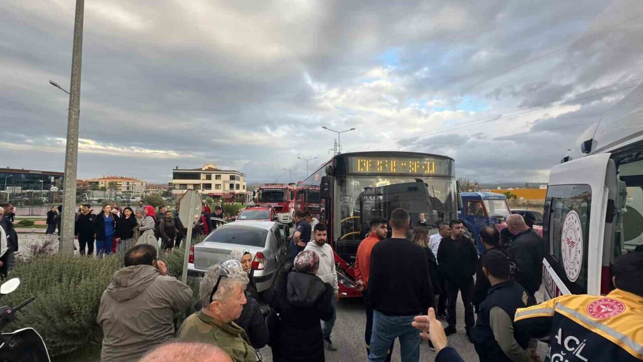 Ayvalık'ta bir halk otobüsü ile otomobilin çarpışması sonucu, otomobilin sürücüsü