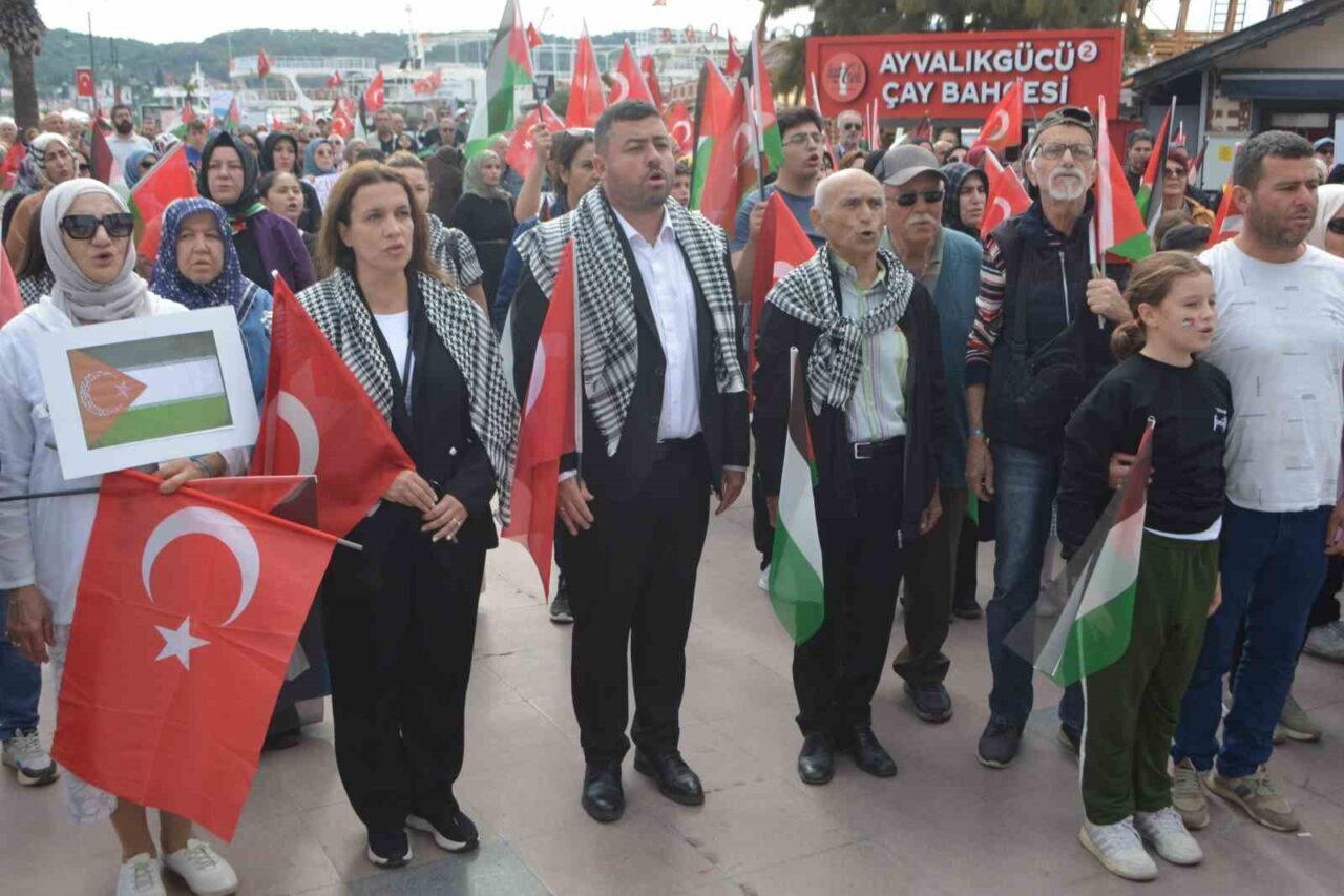 Ayvalık'ta düzenlenen Filistin'e destek yürüyüşü, AK Parti, MHP ve çeşitli