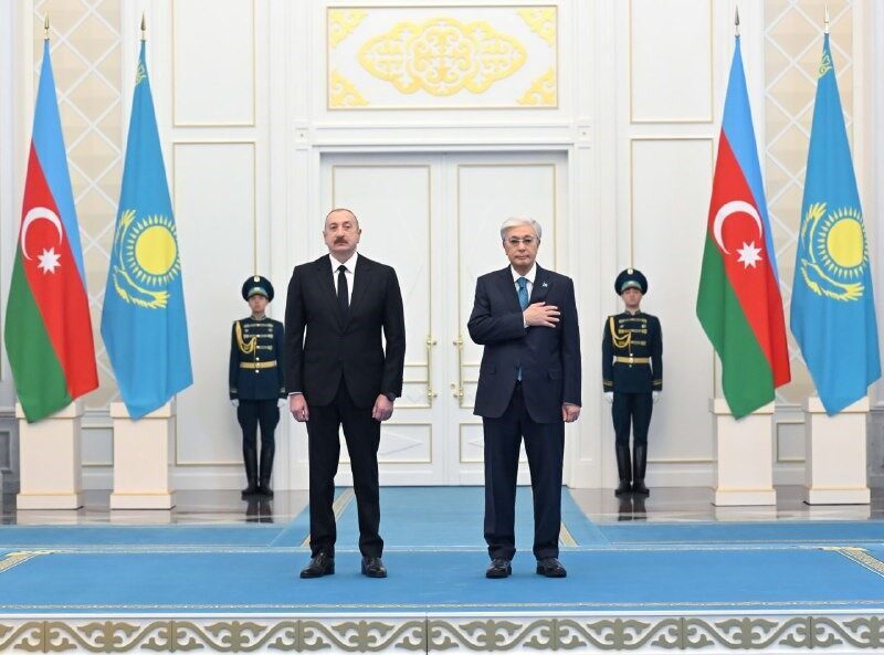 Aliyev ve Tokayev, Kazakistan’da İkili İşbirliğini Güçlendirmek Üzere Bir Araya Geldi Azerbaycan Cumhurbaşkanı İlham Aliyev, Kazakistan'daki resmi ziyareti sırasında Cumhurbaşkanı Kasım