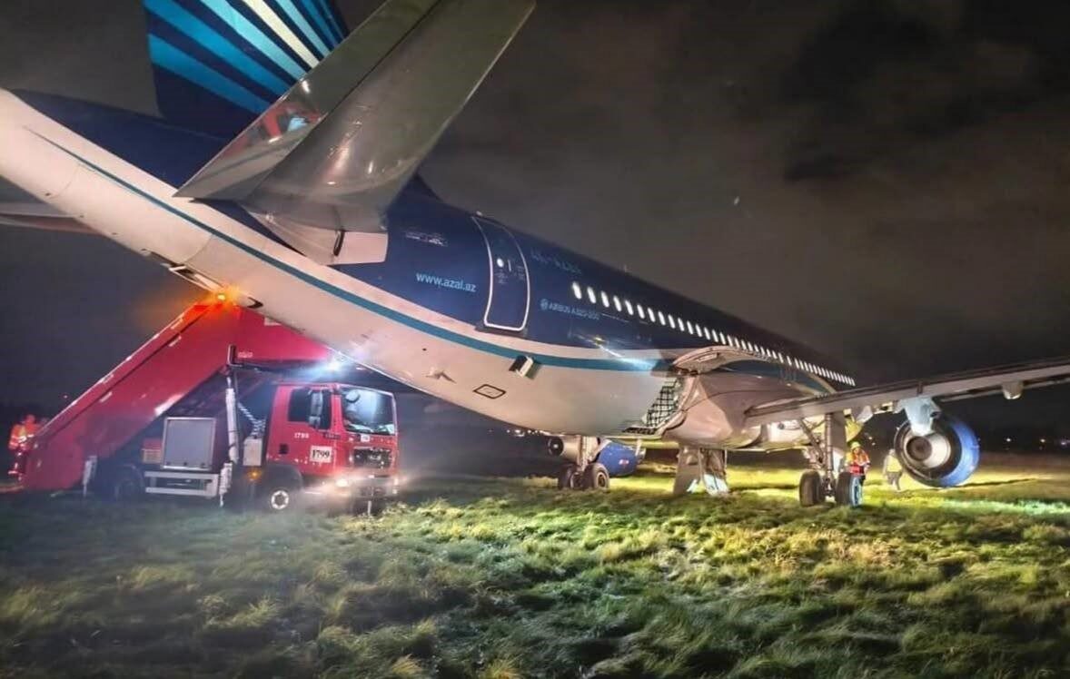 Azerbaycan Hava Yolları'na ait Airbus A320 uçağı, St. Petersburg-Bakü seferi