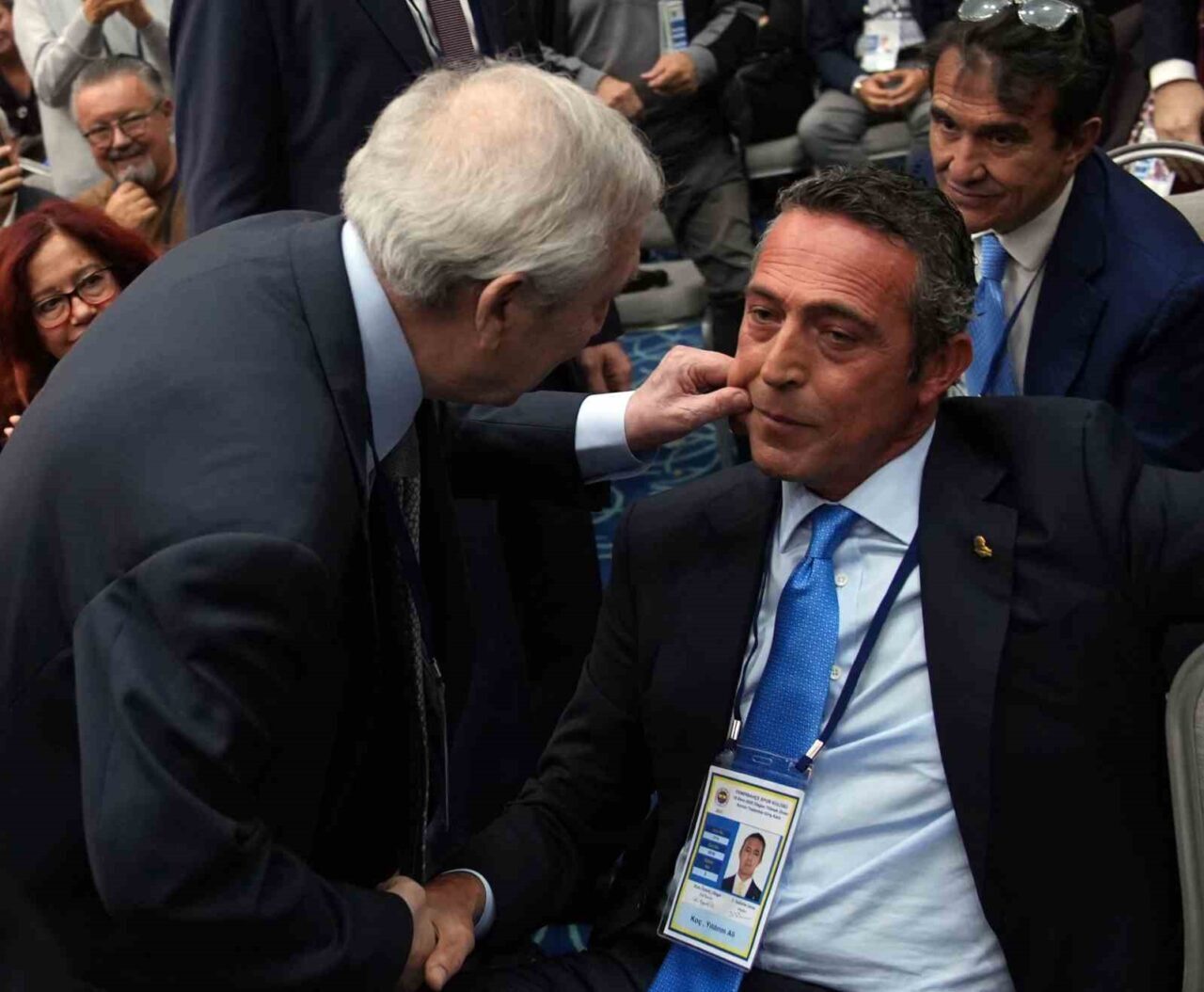 Fenerbahçe'nin Olağan Yüksek Divan Kurulu Toplantısı'nda Aziz Yıldırım ile Ali