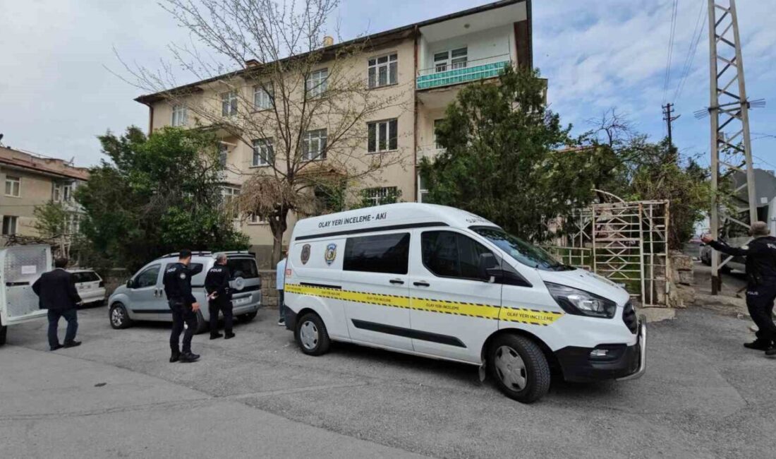 Kayseri'de E.R., babası M.R.'yi bıçaklayarak öldürmekten yargılanıyor. Kardeşi A.B., E.R.'nin