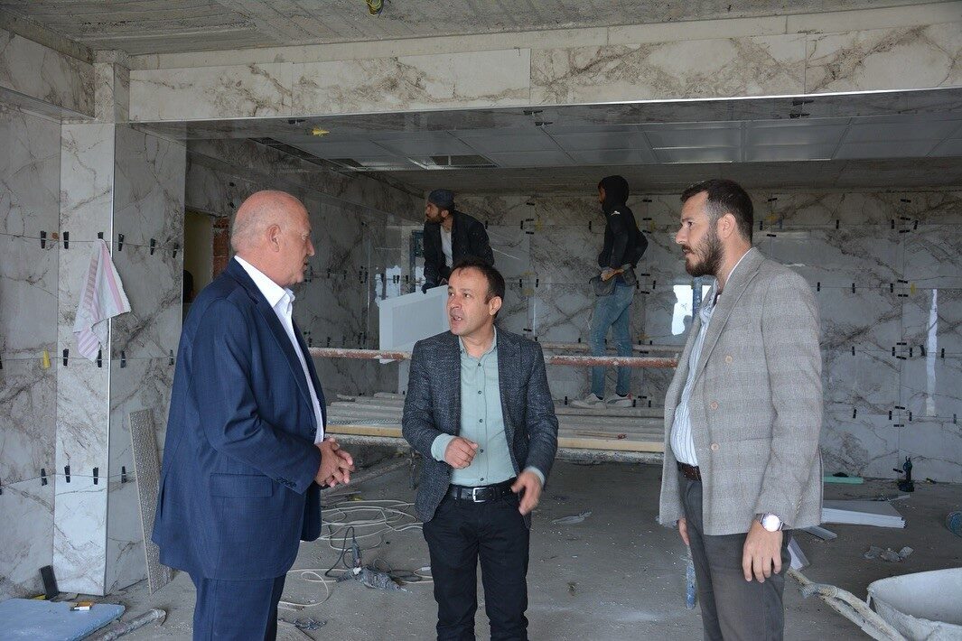 Babadağ Belediye Başkanı Murat Kumral, inşaatı süren sosyal tesislerdeki çalışmaları