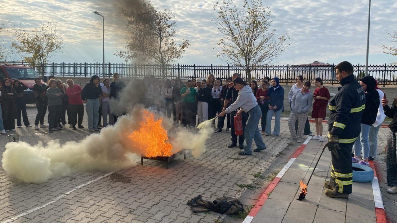 Kırklareli'nin Babaeski ilçesindeki KYK kız yurduna yönelik olarak itfaiye ekipleri
