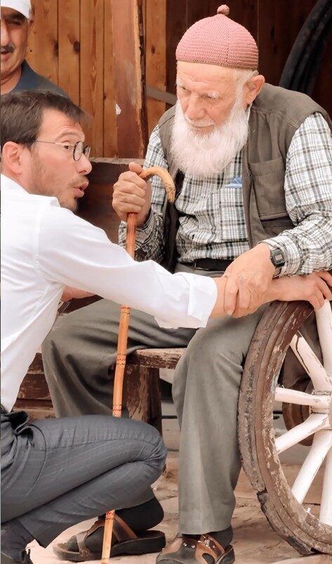 Tokat Belediyesi Başkanı Mehmet Kemal Yazıcıoğlu, yaşlı bir vatandaşın doğalgaz