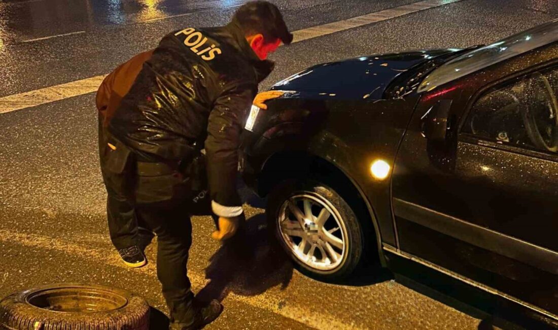 Bafra’da Yağmur Altında Lastiği Patlayan Yaşlı Sürücüye Polis Ekiplerinden Destek Samsun'un Bafra ilçesinde lastiği patlayan 70 yaşındaki sürücüye, devriye gezen