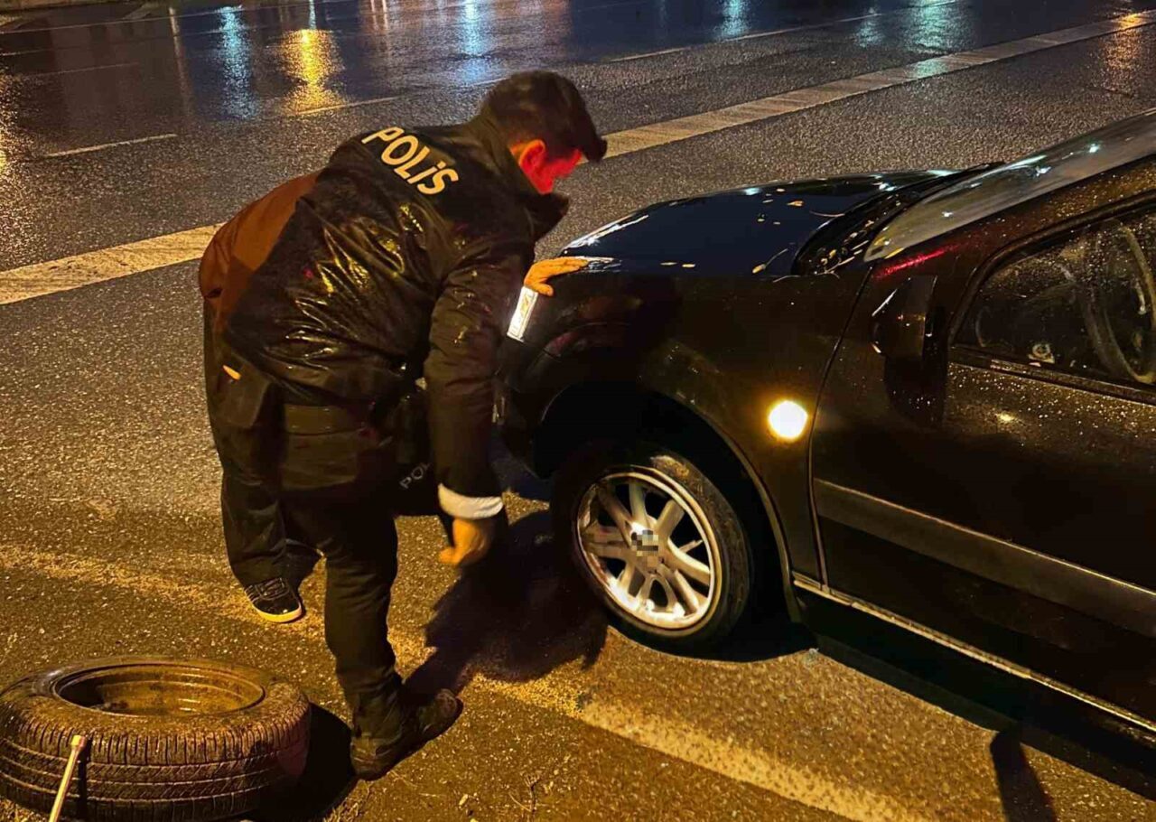 Samsun'un Bafra ilçesinde lastiği patlayan 70 yaşındaki sürücüye, devriye gezen
