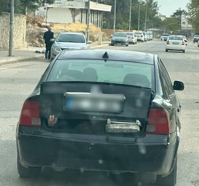 Adıyaman'da bir otomobilin bagajından çıkan el, yoldan geçenlerin dikkatini çekti.