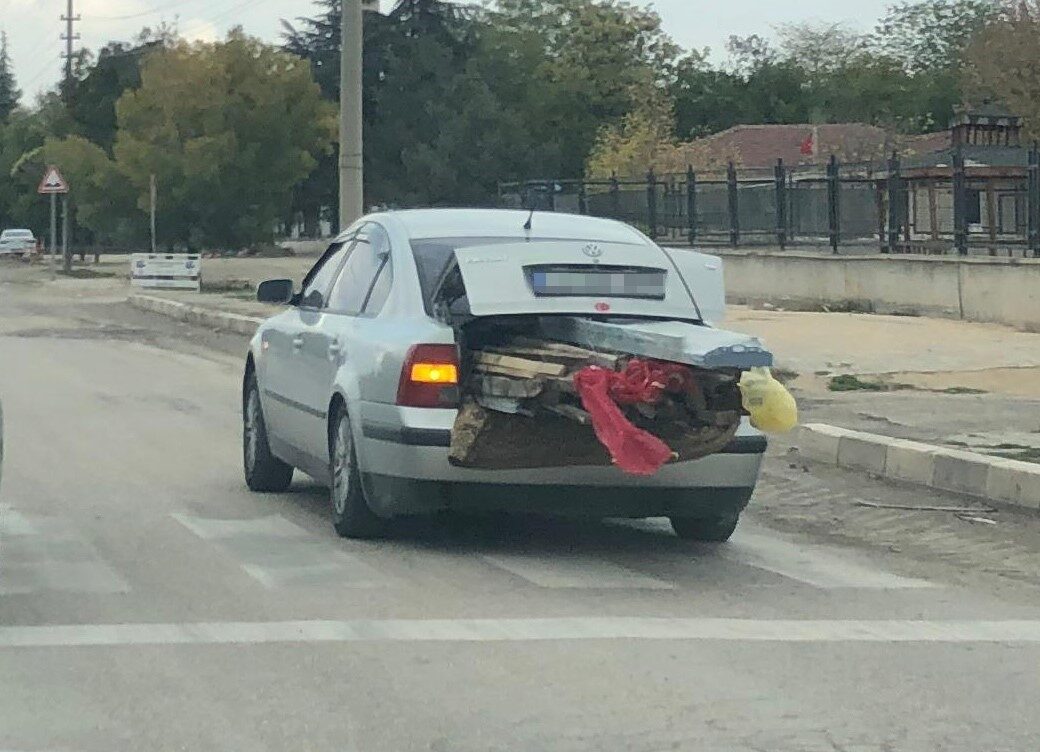 Eskişehir Alpu ilçesinde bir otomobilin bagajında taşınan keresteler, trafikte tehlike