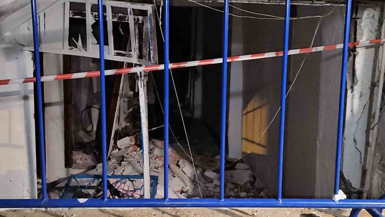 İstanbul Bağcılar'da bir bodrum katında mutfak tüpü patladı. Olayda üç