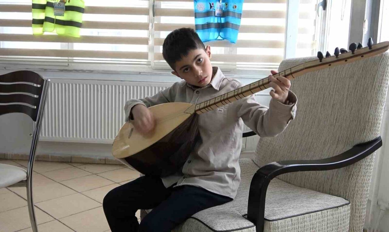 Isparta'da 11 yaşındaki Mehmet Arın Öztekin, 6 yaşından beri bağlama
