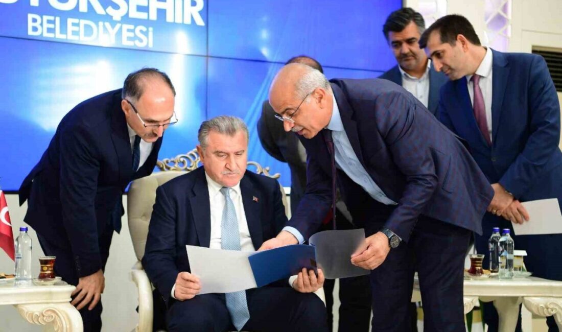 Bakan Bak, Malatya’da Spor Tesislerini İnceledi ve Gençliğe Destek Süreceklerini Açıkladı Gençlik ve Spor Bakanı Osman Aşkın Bak, Malatya’da gerçekleştirdiği ziyarette