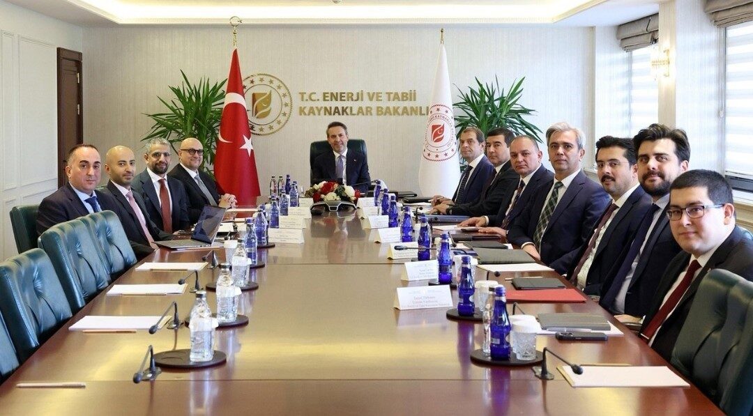 Enerji ve Tabii Kaynaklar Bakanı Alparslan Bayraktar, Birleşik Arap Emirlikleri'nden