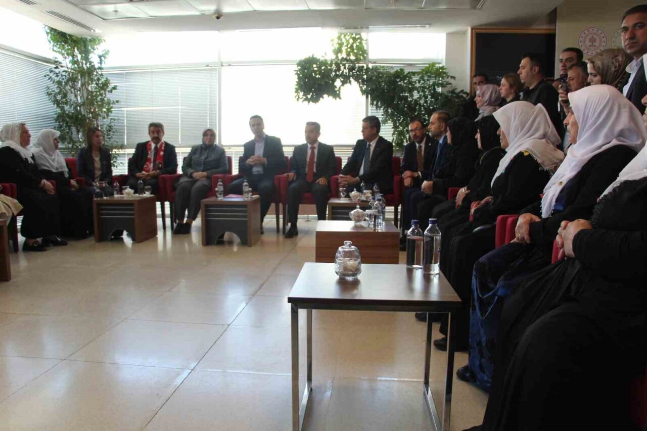 Enerji ve Tabii Kaynaklar Bakanı Alparslan Bayraktar, Şırnak'ta Valiliği ziyaret