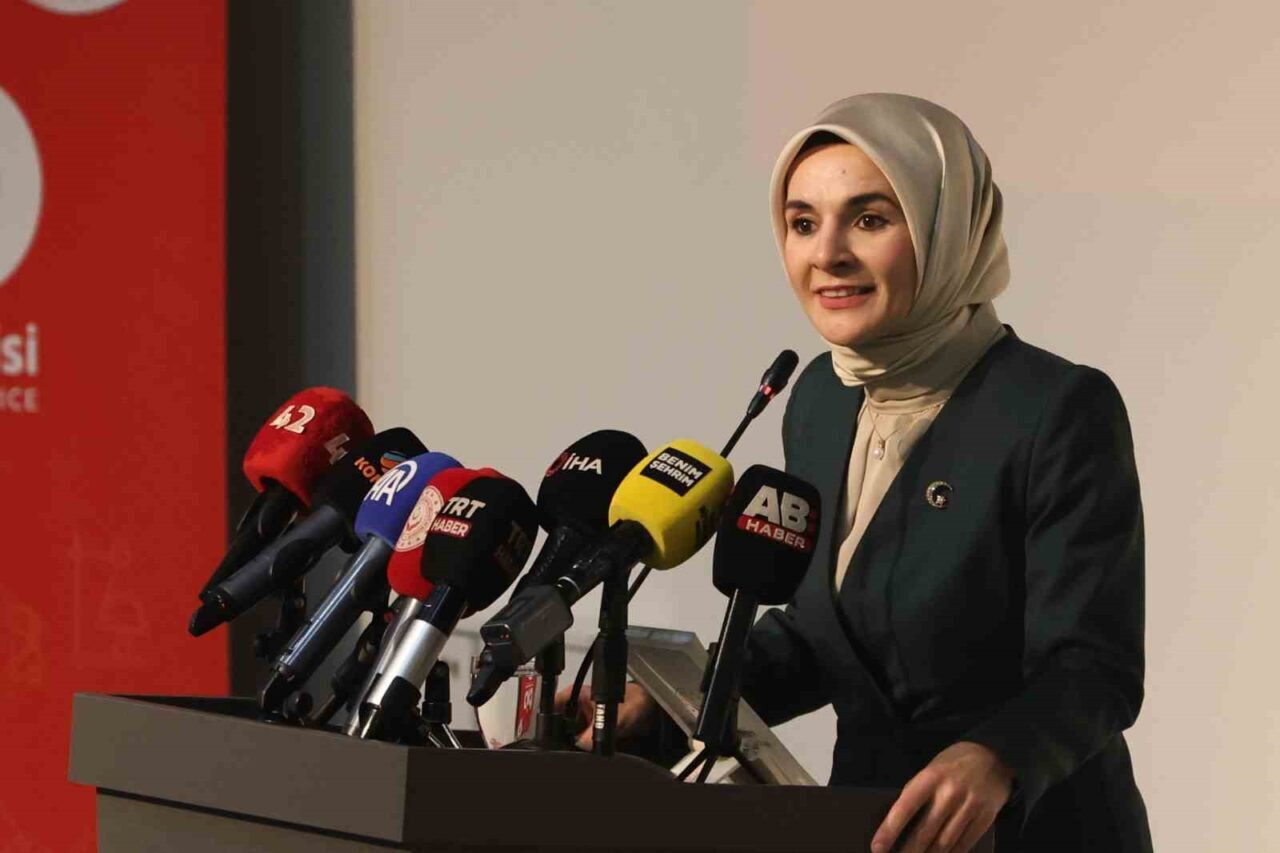 Aile ve Sosyal Hizmetler Bakanı Mahinur Özdemir Göktaş, aile bağlarının