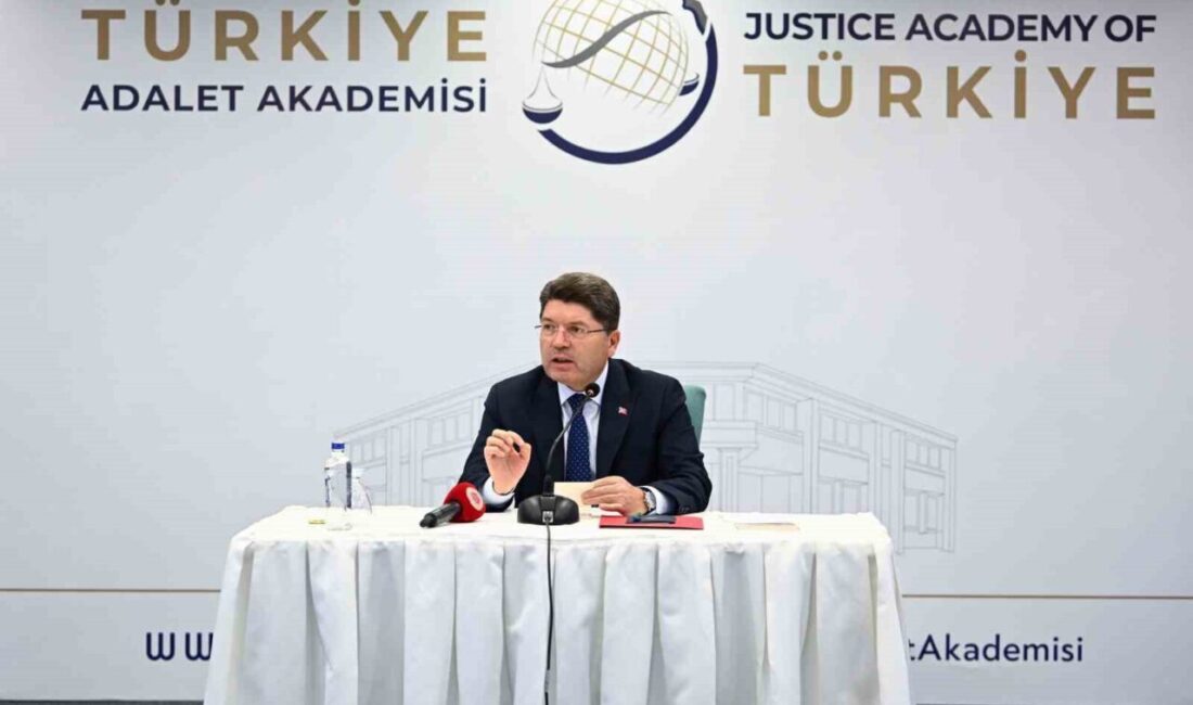 Bakan Tunç: Hakim-Savcı Yardımcıları Türkiye Yüzyılı’nda Adaletin Teminatı Olacak Adalet Bakanı Yılmaz Tunç, Türkiye Adalet Akademisi'nde hakim-savcı yardımcılarıyla bir