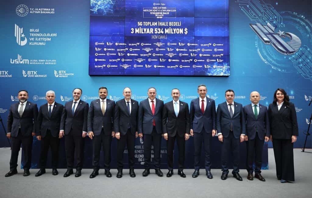 5G İHALESİ SONUCU 3 OPERATÖR 3.5 MİLYAR DOLARLIK FREKANS BANSLARINI KAZANDI Ulaştırma ve Altyapı Bakanı Abdulkadir Uraloğlu, 5G ihalesinin sonuçlarını açıkladı.
