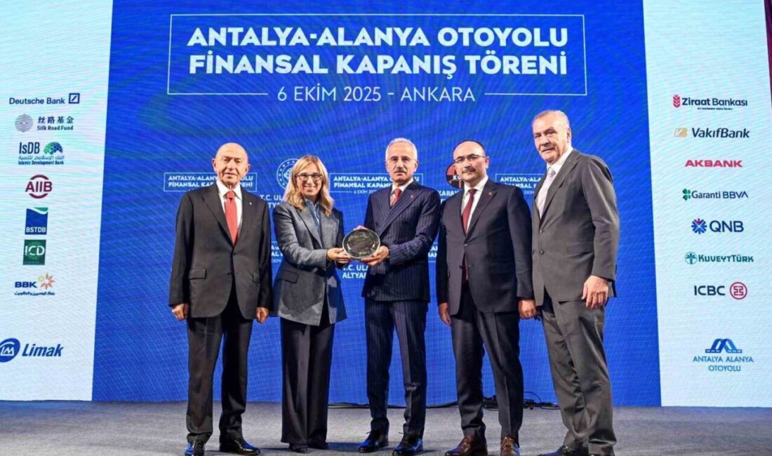 Ulaştırma ve Altyapı Bakanı Abdulkadir Uraloğlu, Antalya-Alanya Otoyolu'nun yıllık 17,7
