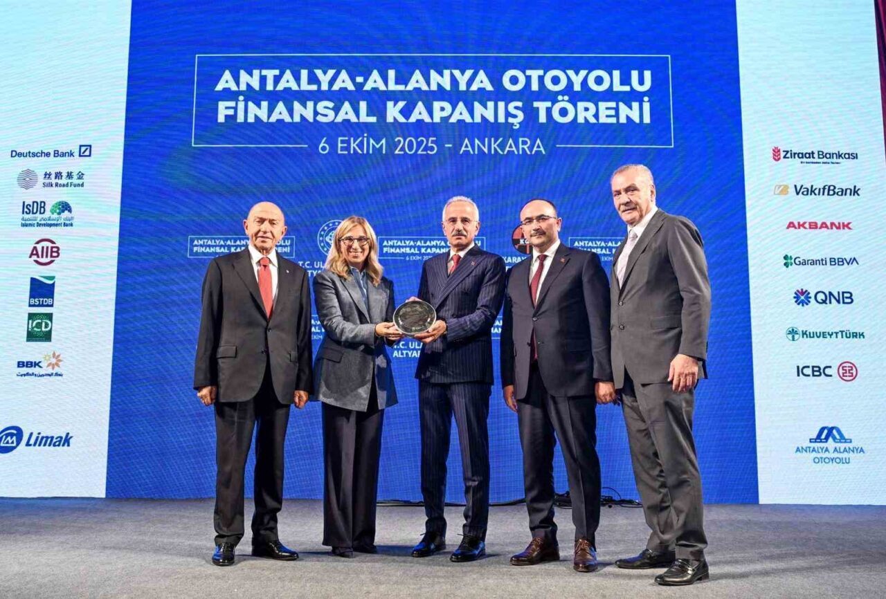 Ulaştırma ve Altyapı Bakanı Abdulkadir Uraloğlu, Antalya-Alanya Otoyolu'nun yıllık 17,7