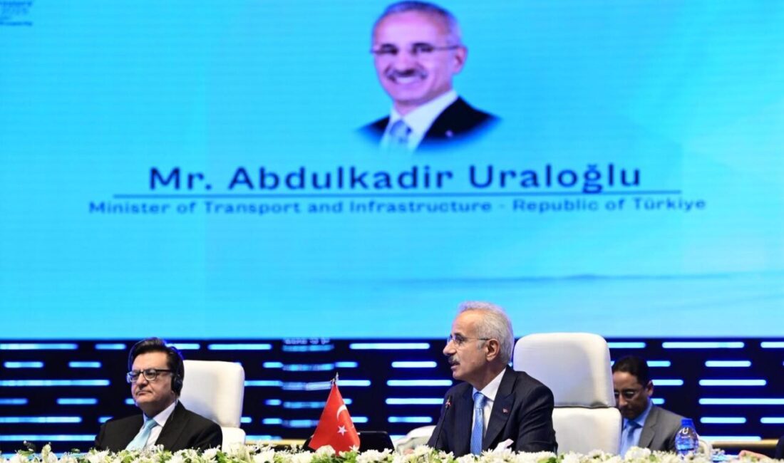 Bakan Uraloğlu: Türkiye, Bölgesel Ulaştırma Ağlarının Doğal Merkezi Olma Yolunda İlerliyor Ulaştırma ve Altyapı Bakanı Abdulkadir Uraloğlu, İslamabad'daki Bölgesel Ulaştırma Bakanları