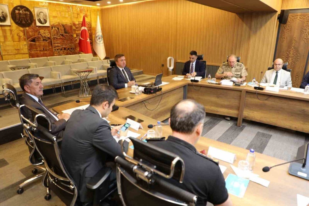 İçişleri Bakanı Ali Yerlikaya ve Ulaştırma Bakanı Abdulkadir Uraloğlu, 81