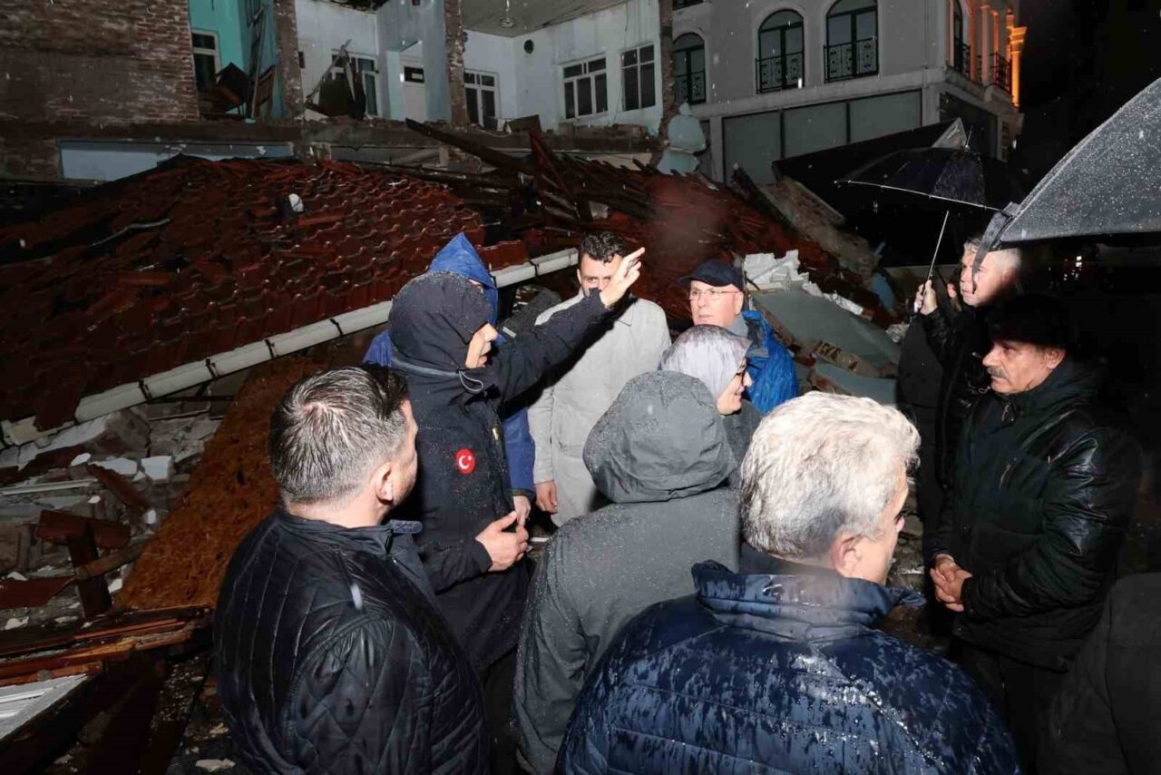 İçişleri Bakanı Ali Yerlikaya, Balıkesir'in Sındırgı ilçesinde gerçekleşen 6.1 büyüklüğündeki