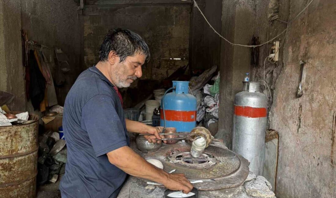 Gaziantep'te 65 yaşındaki Hacı Ateş, 58 yıldır kalaycılık mesleğini sürdürüyor.