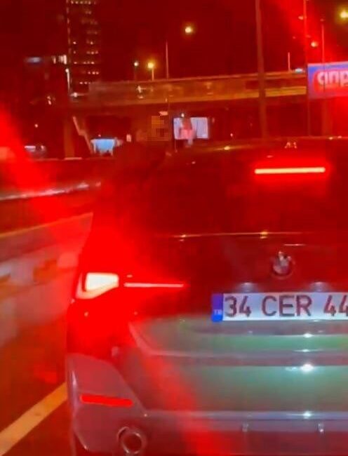 Bakırköy’de Yol Verme Tartışması Sonrası Kadın Sürücüye Darp: O Anlar Kamerada İstanbul Bakırköy'de, trafikte yol verme nedeniyle bir kadın sürücüyle tartışan