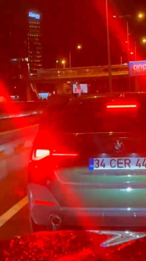 İstanbul Bakırköy'de, trafikte yol verme nedeniyle bir kadın sürücüyle tartışan