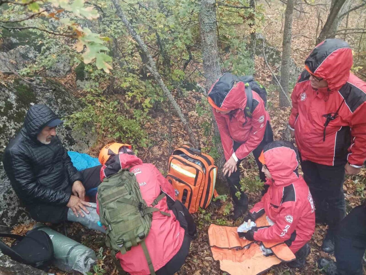 BAKUT Arama Kurtarma Derneği, Bursa'nın Nilüfer ilçesinde gerçekçi bir tatbikat