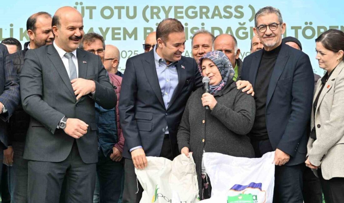 Balıkesir Büyükşehir Belediye Başkanı Ahmet Akın, İvrindi'de çiftçilere 140 ton