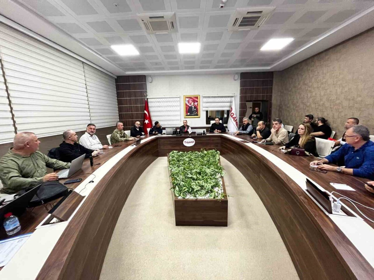 Balıkesir'in Sındırgı ilçesinde yaşanan 6.1 büyüklüğündeki depremin ardından Vali Vahdettin