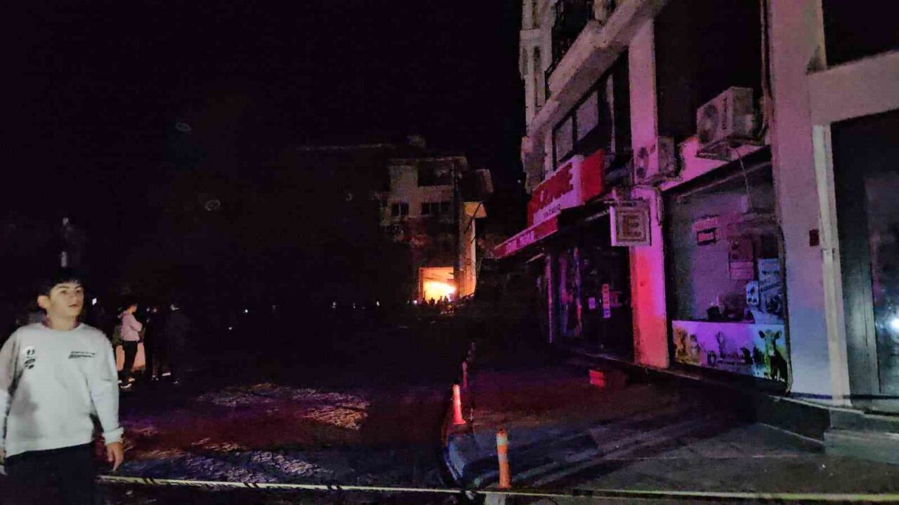 Balıkesir'in Sındırgı ilçesinde 6.1 büyüklüğünde bir deprem meydana geldi. Deprem