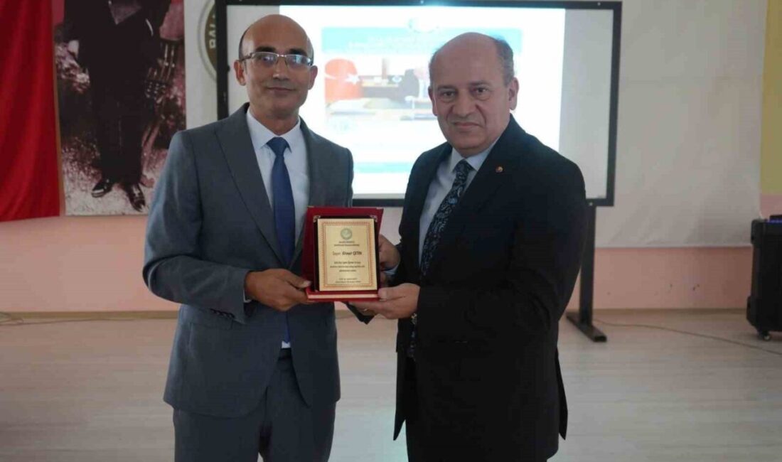 Edremit MYO’nun 2025-2026 Eğitim Yılı Açılış Dersi, Ticaret Odası Başkanı Ahmet Çetin Tarafından Verildi Balıkesir Üniversitesi Edremit Meslek Yüksekokulu'nda 2025-2026 eğitim-öğretim yılı açılış dersi