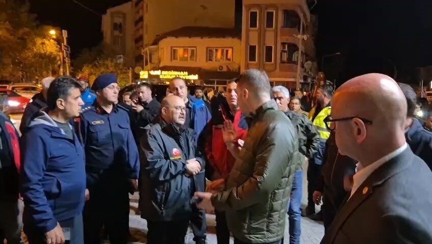 Balıkesir Valisi İsmail Ustaoğlu, Sındırgı'da gerçekleşen 6.1 büyüklüğündeki depremin ardından