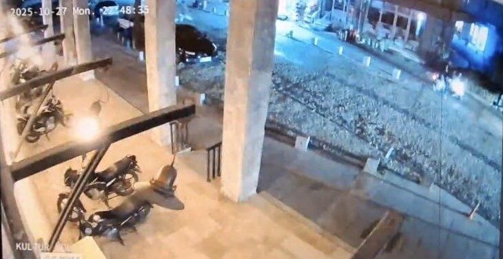 Balıkesir’in Sındırgı ilçesinde gerçekleşen 6.1 büyüklüğündeki deprem, güvenlik kameralarına yansıdı.