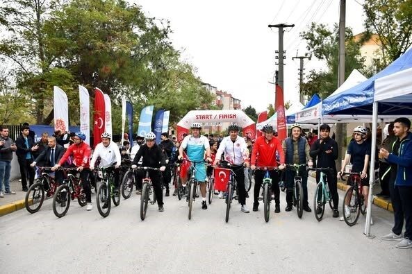 Balıkesir’deki Amatör Spor Haftası, "Herkes İçin Spor" sloganıyla düzenlendi. Etkinlikler,